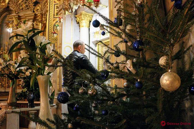 В Одессе православные христиане празднуют Рождество (фоторепортаж)