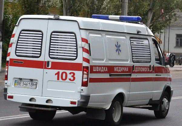 В Одесі чоловік в нападі агресії облив бензином чуже авто і кидався з ножем на оточення