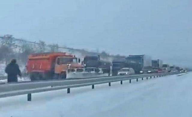 Проезд затруднен: на трассе Одесса-Киев в снежных заносах застряли 300 фур
