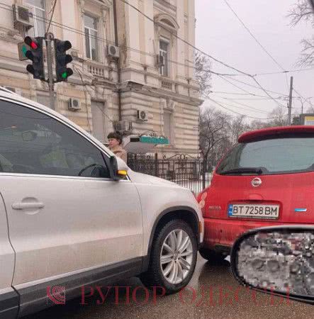 В Одессе возле железнодорожного вокзала пробка из-за ДТП