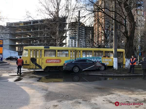 В Одессе столкнулись «Ягуар» и трамвай