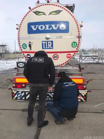 В Черноморске задержали автоцистерну с 30 тоннами спирта