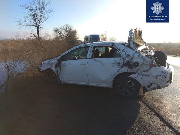На Объездной дороге автомобиль слетел в воду: водителю удалось выбраться и вызвать помощь. Фото