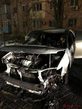 В Черноморске ночью подожгли автомобиль