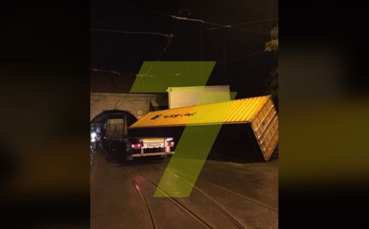 Грузовик Volvo уронил контейнер на трамвайные рельсы возле моста на Балковской (фото)