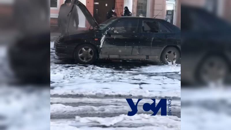 В центре Одессы загорелся автомобиль (видео)