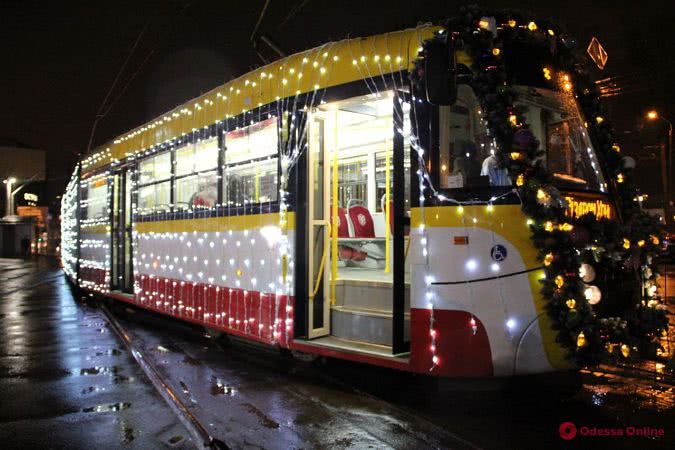 В Одессе проходит карантинный рождественский парад трамваев