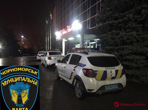 В Черноморске мужчина разбил стекло здания мэрии (фото)