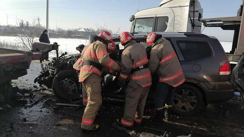 Под Одессой внедорожник врезался в автопоезд: водитель погиб. Фото