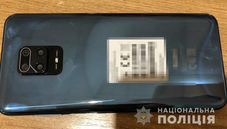 Поліцейські затримали молодика, який на зупинці громадського транспорту пограбував одеситку