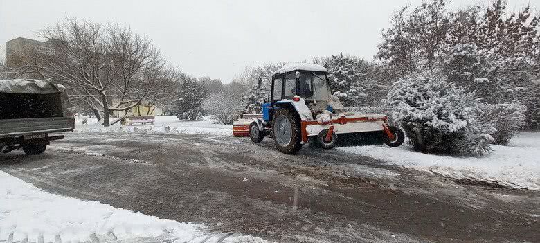 23 сотрудника КП «Зеленхоз» вышли на улицы Черноморска для уборки снега