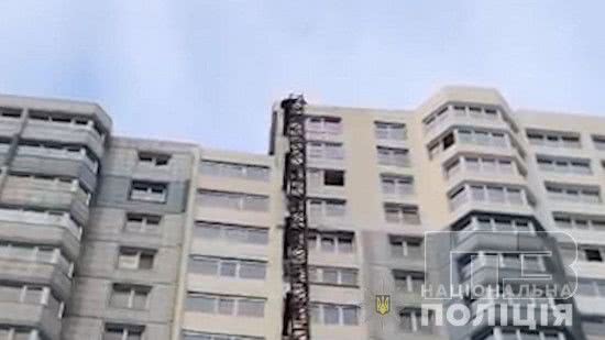 Лазающего на высоте парня в Черноморске спас герой-полицейский (видео)