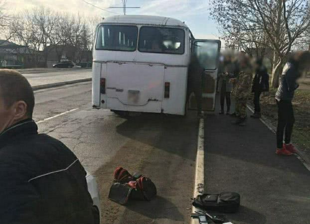 В Измаиле пьяный мужчина угрожал пистолетом пассажирам автобуса