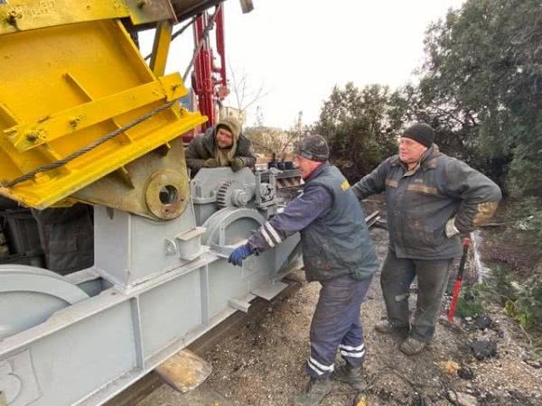 В порту «Южный» собрали 30-тонный козловой кран