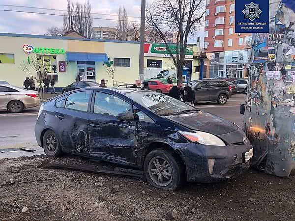 В Одессе пьяный водитель проехал на «красный», протаранил микроавтобус и сбил двоих детей