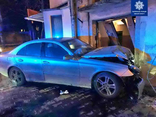 Неудачный День влюбленных: пьяный одессит врезался в парадную дома