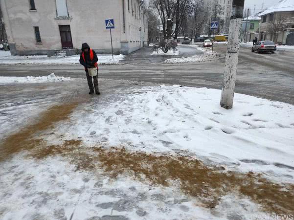 Одессу сковал лед: улицы превратились в каток (видео)