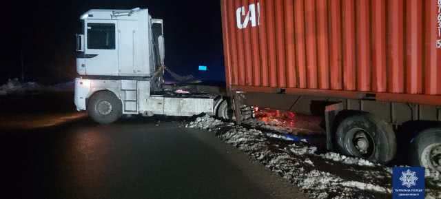 Одесские патрульные помогли водителю грузовика, застрявшего ночью на дороге