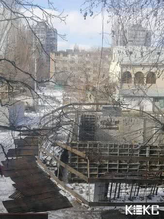 Одесские активисты разрушили забор на поселке Котовского (фото, видео)