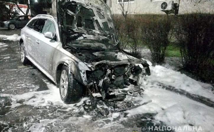 Жителю Южного ночью сожгли Audi, зацепив и соседский Porsche