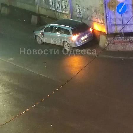 В Одессе мужчину переехали авто и маршрутка: шансов выжить не было