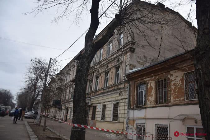 В Одессе на Нежинской треснул памятник архитектуры