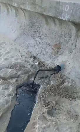 Что течёт из ливневки на пляже Черноморска