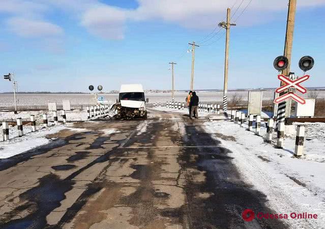На Одесской железной дороге столкнулись тепловоз и микроавтобус