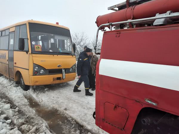 Одесские спасатели достали из снега школьный автобус