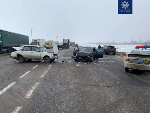 Від удару автівку відкинуло на попутні автомобілі: біля Одеси сталася серйозна ДТП (фото)