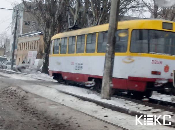 В Одессе приостановлено три трамвайных маршрута (фото)