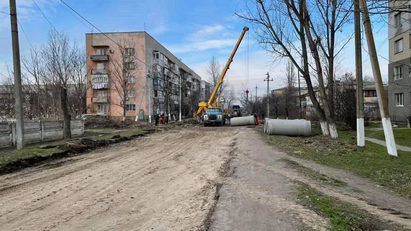 Килия: параллельно с ремонтом дороги по улице Победы коммунальщики меняют водопроводные трубы
