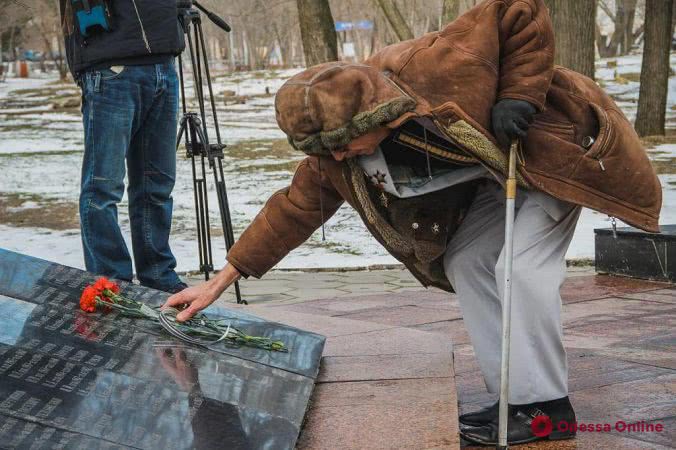 В Одессе возложили цветы к памятнику воинам, погибшим в афганской войне (фоторепортаж)