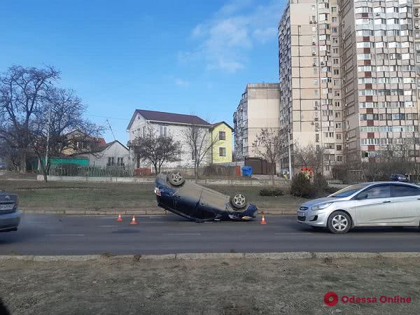 На поселке Котовского перевернулся автомобиль