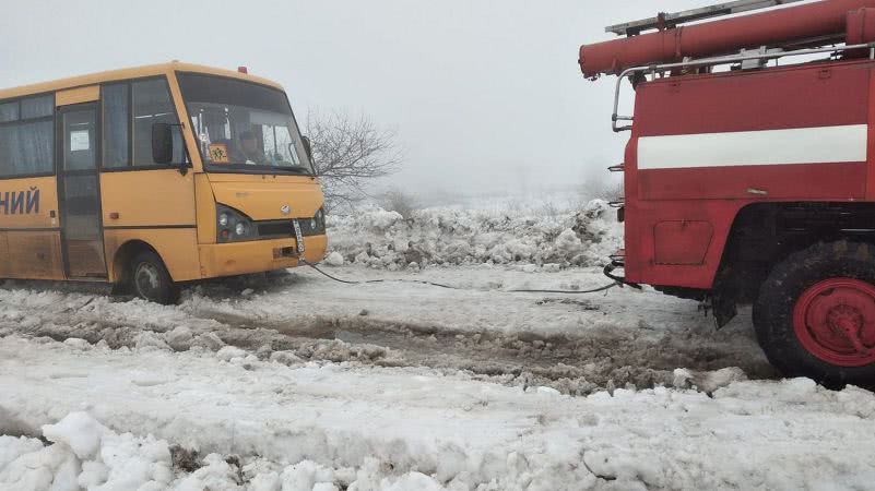 В районе Николаевки в снегу застрял школьный автобус (фото)