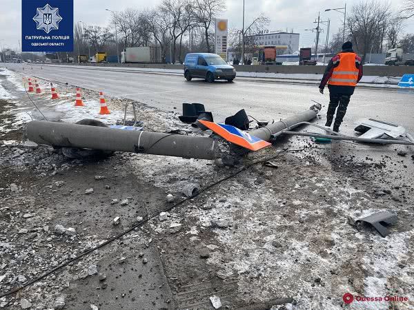 На Киевском шоссе Nissan влетел в светофор и столб — водитель в больнице
