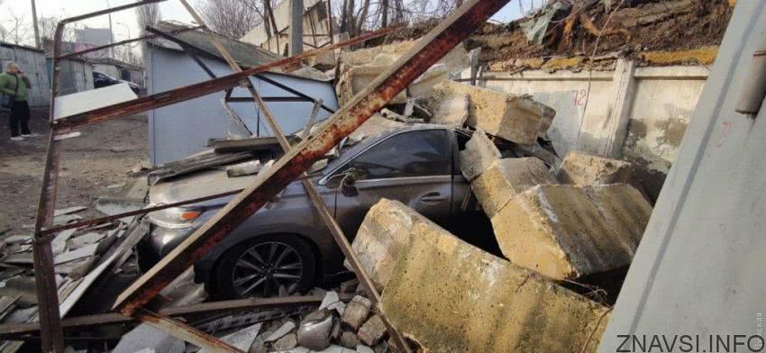 На Молдаванке каменный забор обрушился на припаркованные автомобили