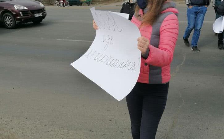 Жители поселка Шевченко-3 перекрыли объездную дорогу (фото)