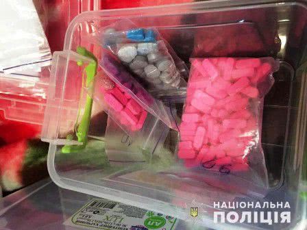 Хранил для себя: в Одесской области у мужчины изъяли 300 упаковок с наркотическими веществами