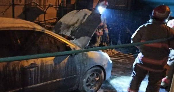 На Одещині у дворі будинку підпалили авто журналіста
