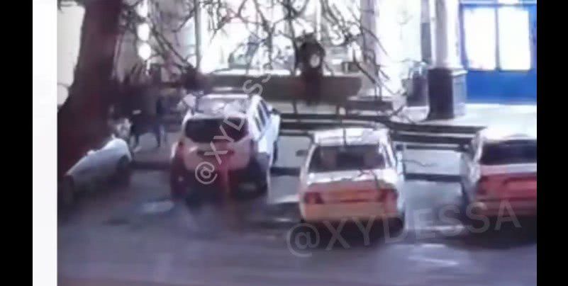 В Одессе патрульная за рулем служебного авто сбила женщину (видео)