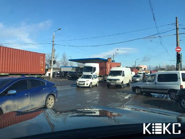 На Балковской столкнулись фура и легковушка (фото)