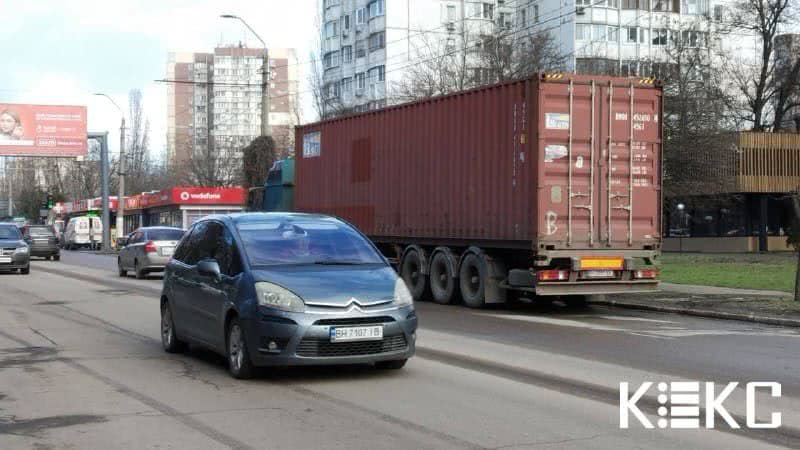 На поселке Котовского из-за фур образовывается пробка (фото)