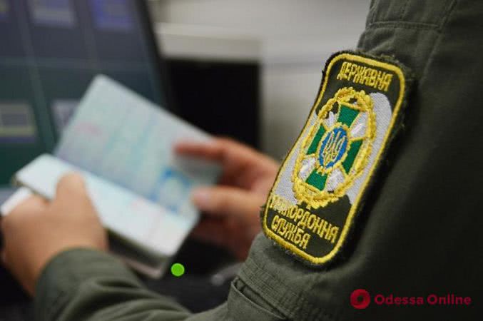 В аэропорту Одессы азербайджанец хотел дать взятку пограничникам за пропуск товарищей