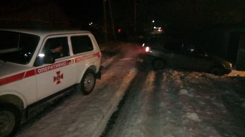 Подольские спасатели в условиях снегопада и гололеда отбуксировали автобус, а также легковушку (фото)