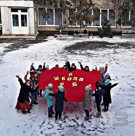 В Шестой школе Черноморска ученики сделали рекордно большую валентинку