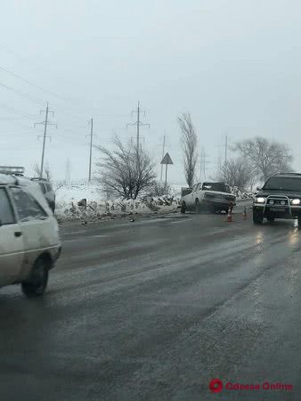 Под Одессой на скользкой дороге произошло серьезное ДТП (фото, видео)