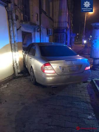 Пьяный за рулем: на Пироговской Mercedes врезался в дом (фото)