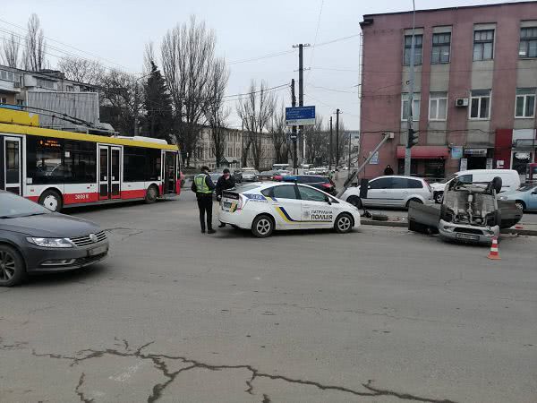 В Одессе троллейбус протаранил легковушку: пострадала женщина