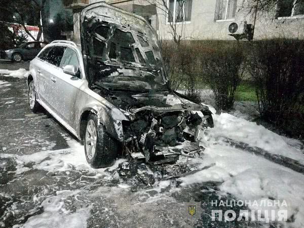 В Южном сгорели две иномарки (фото)